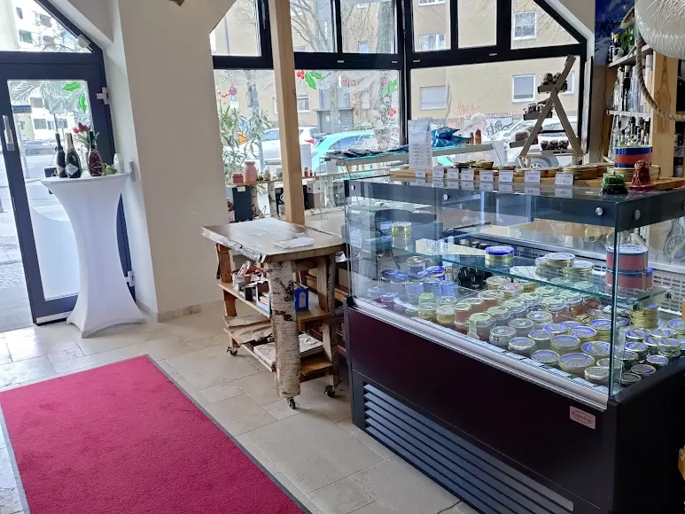 Innenansicht des Berözka-Feinkostgeschäfts in Berlin mit gekühlter Kaviarvitrine