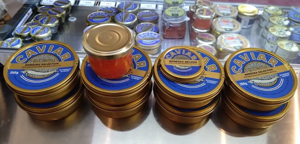 BERÖZKA SELECTION und Beluga-Kaviar in der Kühlvitrine in Berlin